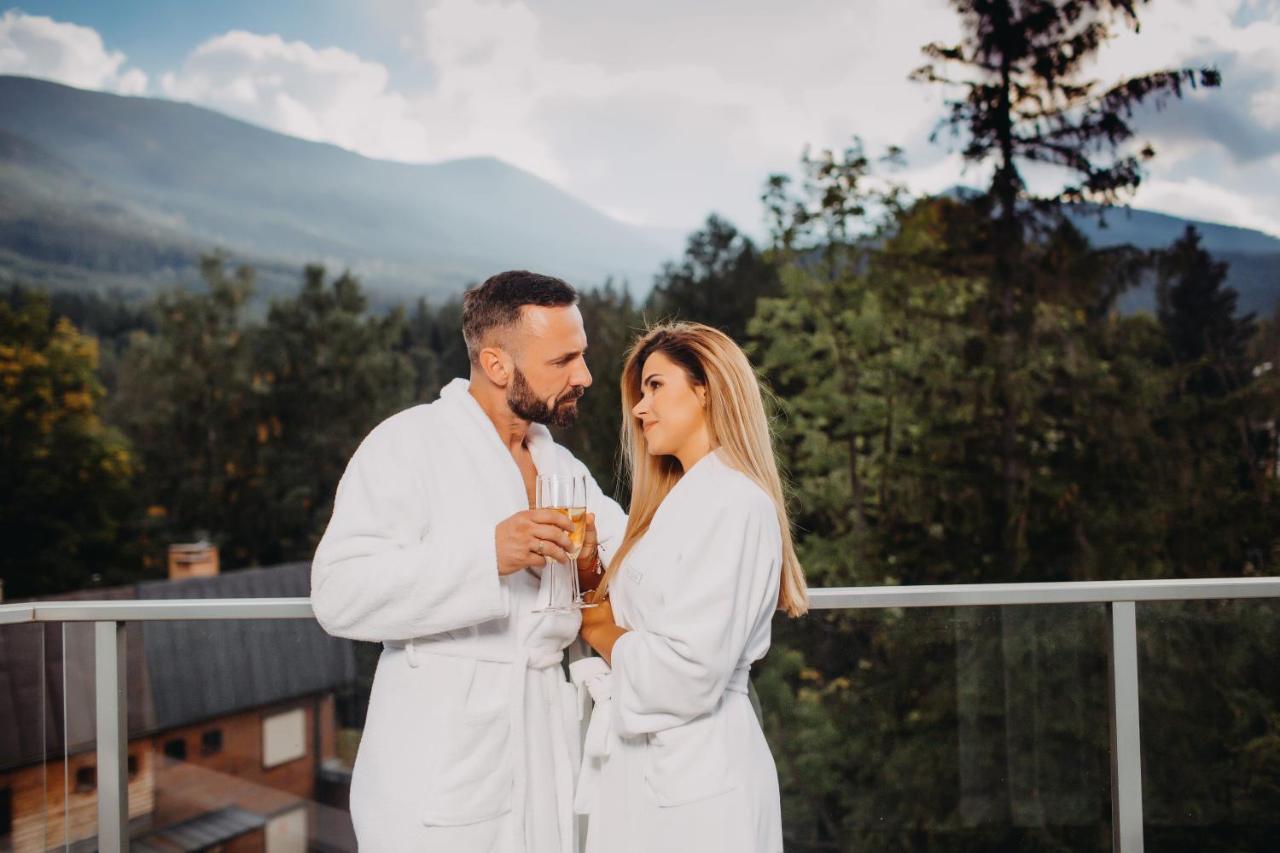 Green Mountain 5* Hotel Karpacz Buitenkant foto A couple wearing bathrobes