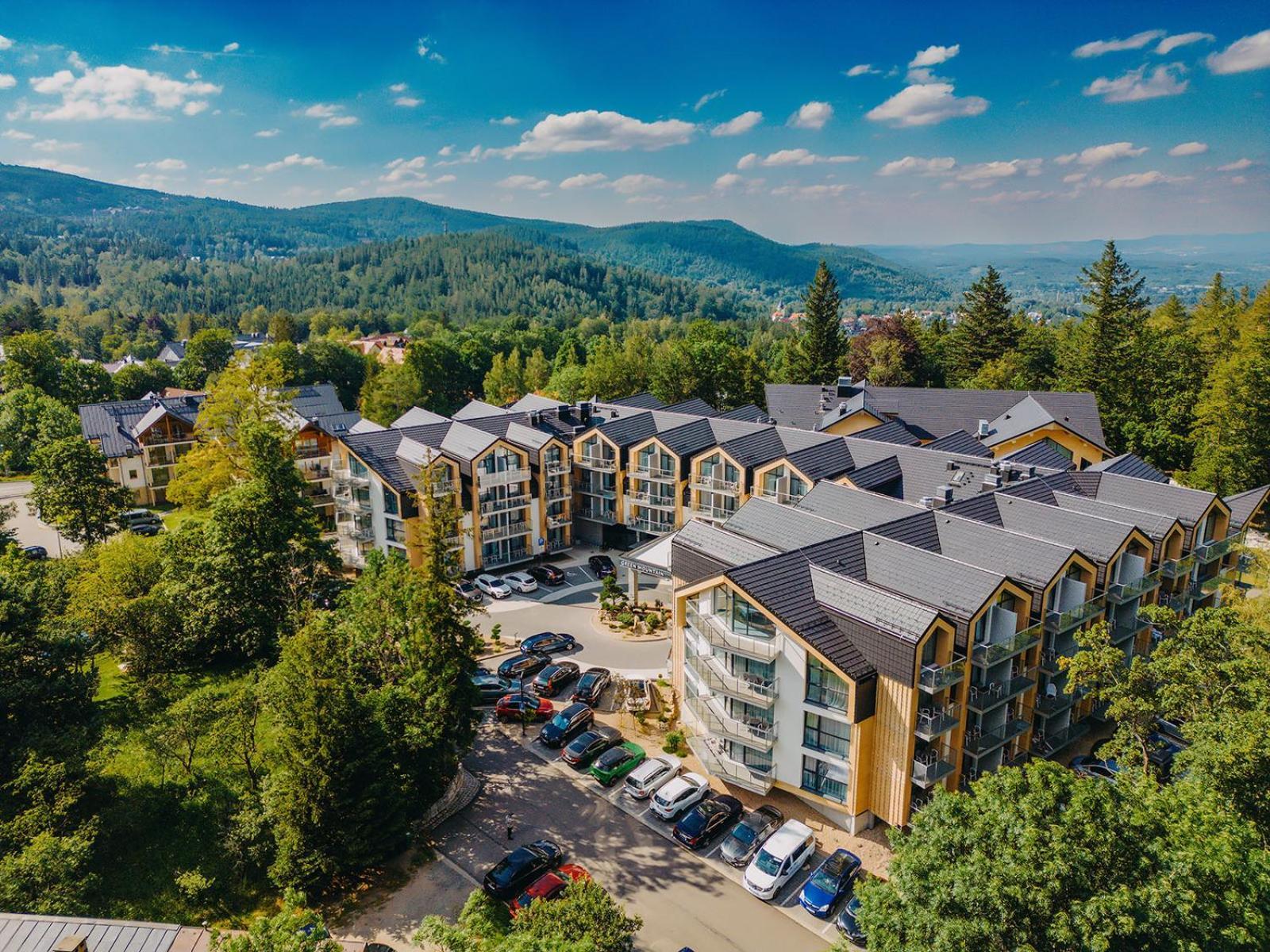 Green Mountain 5* Hotel Karpacz Buitenkant foto Aerial view of the hotel