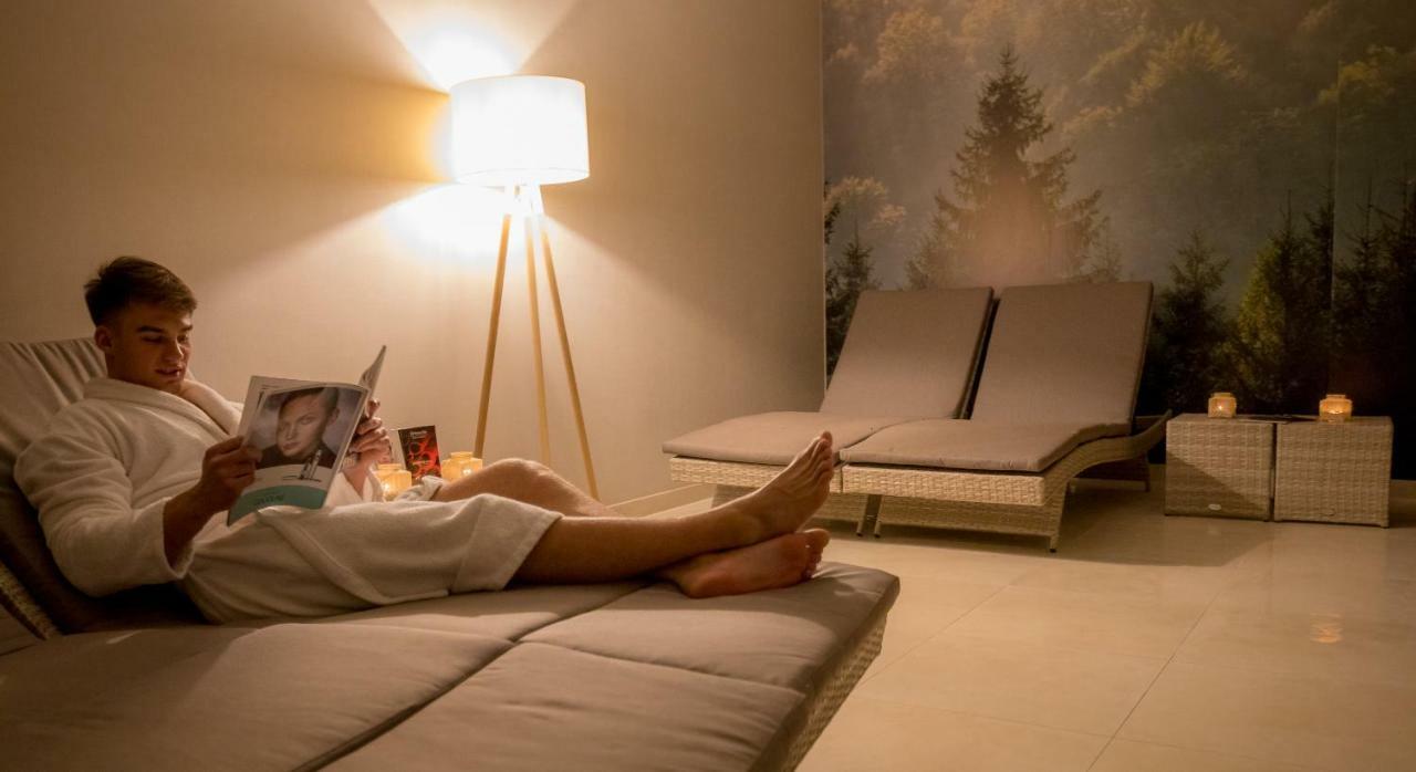 Green Mountain 5* Hotel Karpacz Buitenkant foto A woman relaxing in a spa